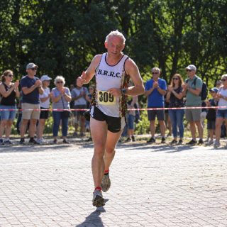 Jans finisht tijdens een wedstrijd van de IJffelcup